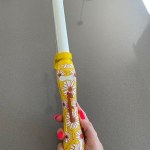 Beachwaver rotating curling iron, 1”.